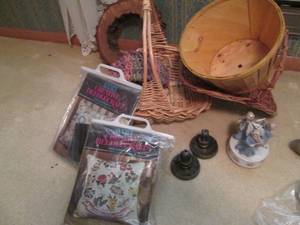 lot 54 image: Variety of baskets, needlecraft kit...