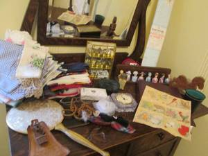 lot 66 image: Vintage thimble collection with mir...