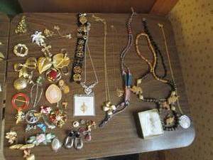 lot 76 image: Nice variety of decorative pins, br...
