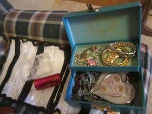 lot 79 image: Small teal vintage jewelry box cont...