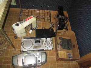 lot 105 image: Collection of vintage electronics p...