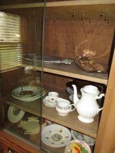 lot 107 image: Bundle of vintage decorative collec...