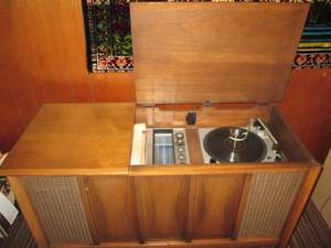 lot 127 image: Vintage Airline solid state AMFM s...