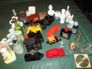 lot 137 image: Bundle of collectible Avon bottles,...