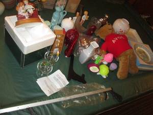 lot 138 image: Bundle of assorted Avon nik naks, f...