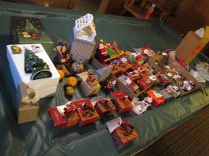 lot 160 image: Large lot of Christmas Ornaments an...