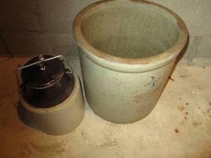 lot 178 image: Vintage Red Wing 4-gallon Stoneware...
