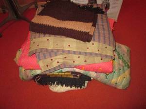 lot 183 image: Bundle of quilts, afghans and other...