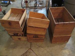 lot 223 image: Bundle of assorted size wood crates...
