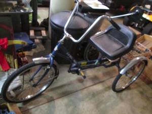 lot 2 image: Vintage TrailMate E-Z Roll Regal Ad...