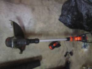lot 10 image: Black and Decker battery operated w...