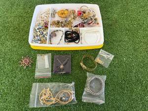 lot 63 image: Jewelry