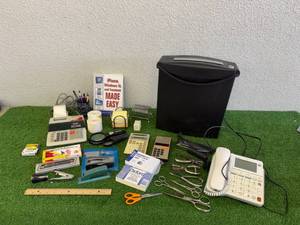 lot 73 image: Office Supplies - Paper Shredder
