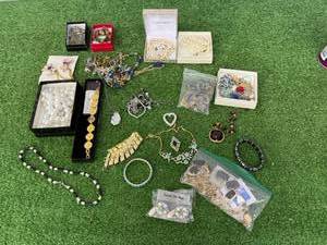 lot 78 image: Jewelry