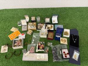 lot 80 image: Jewelry