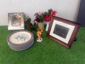 lot 90 image: Holliday Items, Electric Photo Frame