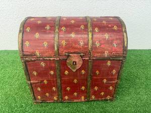 lot 94 image: Wood Wine Storage Chest