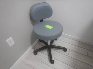 lot 7 image: Adjustable Medical Chair with Back