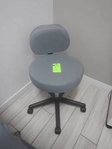 lot 18 image: Adjustable Medical Chair with Back