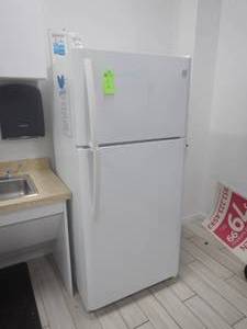 lot 25 image: Kenmore White Fridge Freezer