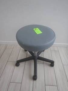lot 37 image: Adjustable Medical Chair No Back