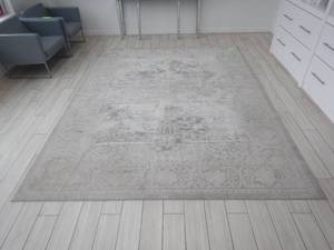 lot 41 image: Area Rug 8 x 9