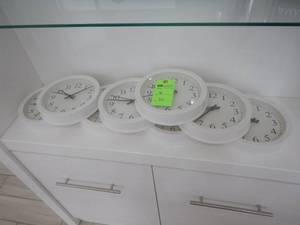 lot 50 image: (8) Small Clocks