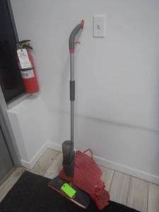 lot 54 image: Rubbermaid Reveal Hand Spray Mop