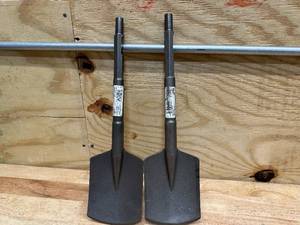 lot 127 image: Milwaukee Lot of 2- 48-62-2095 Clay Spades
