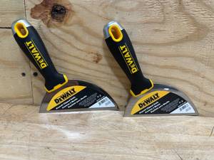 lot 153 image: DEWALT Lot of 2- Clipped Putty Knives Stainless Steel wBlack Nylon Handle  DXTT-2-201