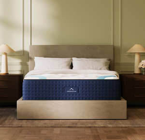 lot 24 image: Dreamcloud Premier Luxury Gel Memory Foam 13 Queen Sized Mattress 043025273.20