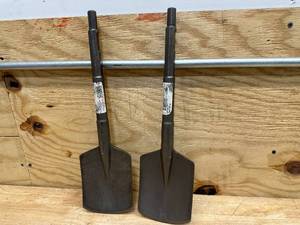 lot 239 image: Milwaukee Lot of 2- 48-62-2095 Clay Spades