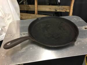 lot 122 image: Vintage Cast Iron Wagner Shallow Skillet - 1098