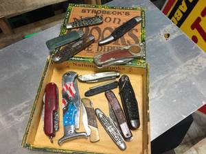 lot 126 image: Nifty Pocket Knives in Cigar Box
