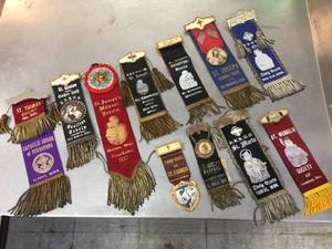 lot 198 image: Antique Catholic Fraternal - Brotherhood - BadgeRibbons