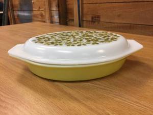 lot 237 image: Pyrex 1 12 Qt Divided Dish