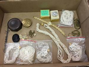 lot 242 image: Misc Jewelry - Pill Boxes