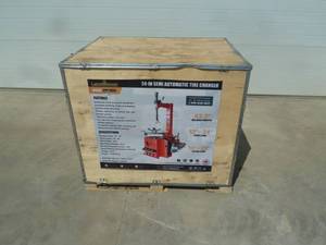 lot 61 image: Landhoner Tire Changing Machine