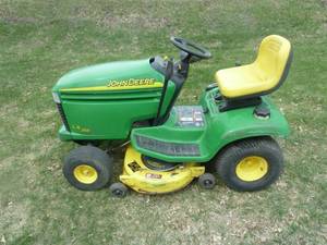John Deere LX266 Lawn Tractor