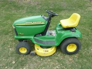 lot 7 image: John Deere LT155 Lawn Tractor
