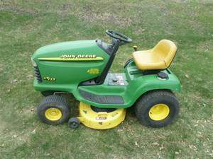 lot 8 image: John Deere LT133 Lawn Tractor