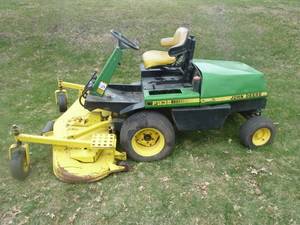 lot 10 image: John Deere F935 Diesel Zero Turn