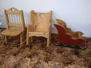 lot 8 image: (3) Doll Furniture Pieces