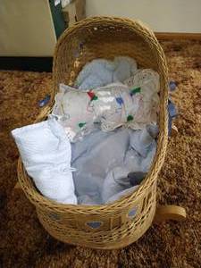 lot 20 image: Vintage Wicker Doll Bassinet