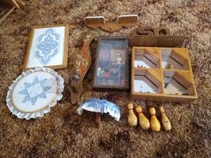 lot 21 image: Box of Wall Decor
