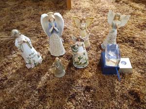 lot 32 image: (7) Angel Lot
