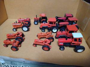 lot 60 image: (12) Small Allis-Chalmers Tractors