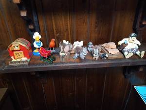 lot 61 image: Decor on Shelf