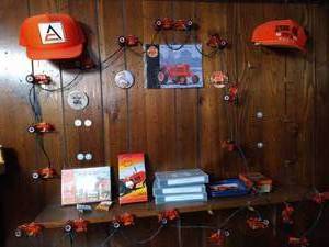 lot 64 image: Allis-Chalmers Lot - String Lights, Metal Cards, Etc