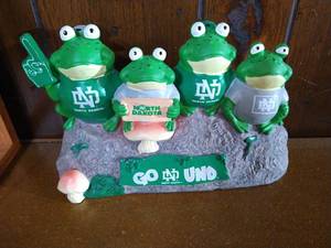 lot 77 image: UND Fan Figurine